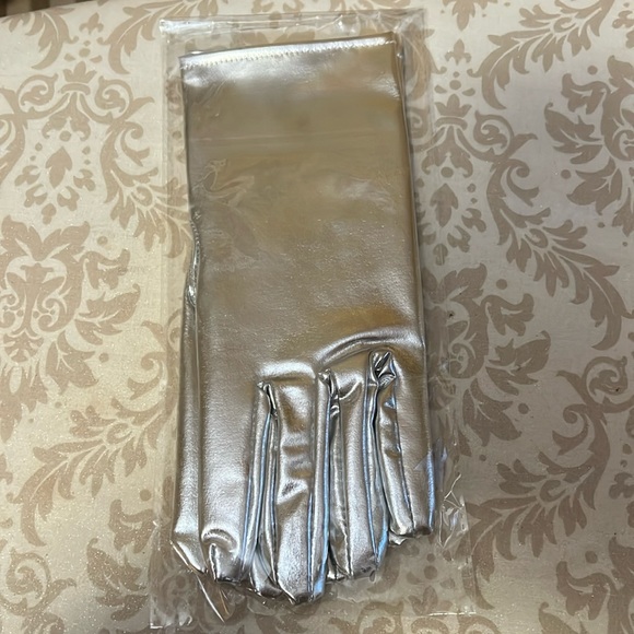 New silver Gloves - Picture 9 of 9